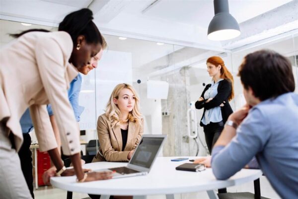 Condiciones externas impuestas sobre los grupos de trabajo